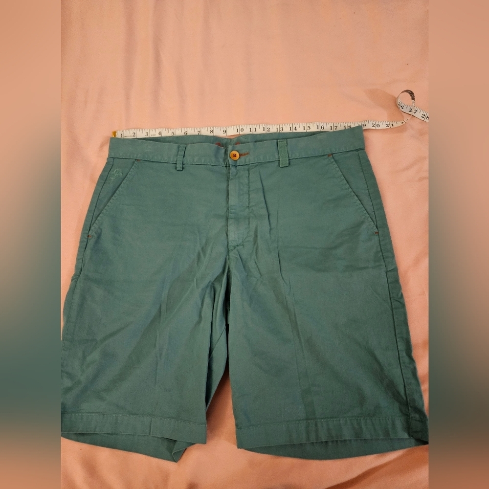 Robert Graham Green Flat Front Shorts Size 36‎